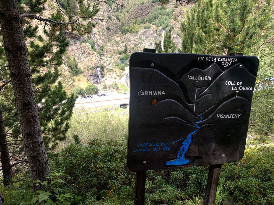 Plafón indicativo frente a la Cascada de la Vall del Riu 