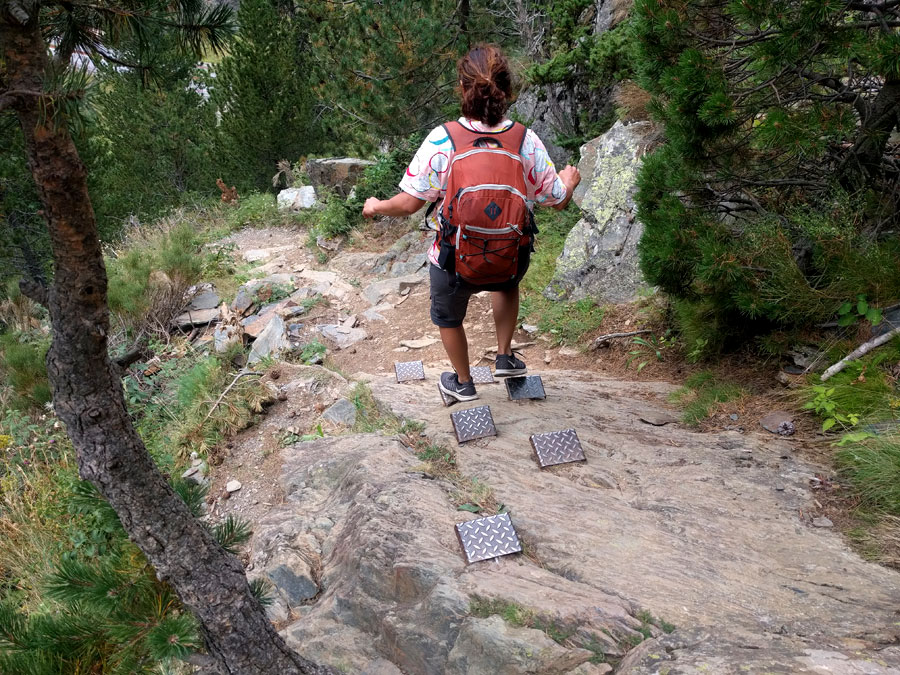 Zona equipada con escalones metálicos 