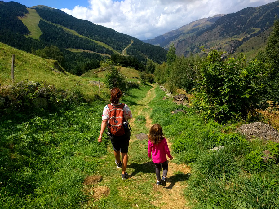 Caminamos rodeados de campos a las afueras de Soldeu 