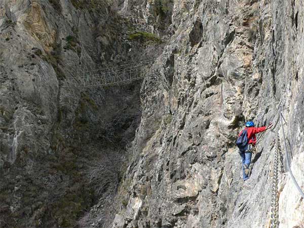 Inicio de la vía en busca del puente colgante 