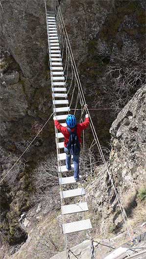 El puente colgante está muy bien instalado no se mueve 