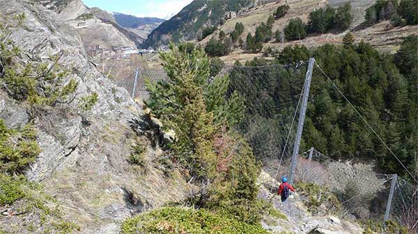 Nos despedimos de la vía a pie de carretera a través de las protecciones antidesprendimientos 