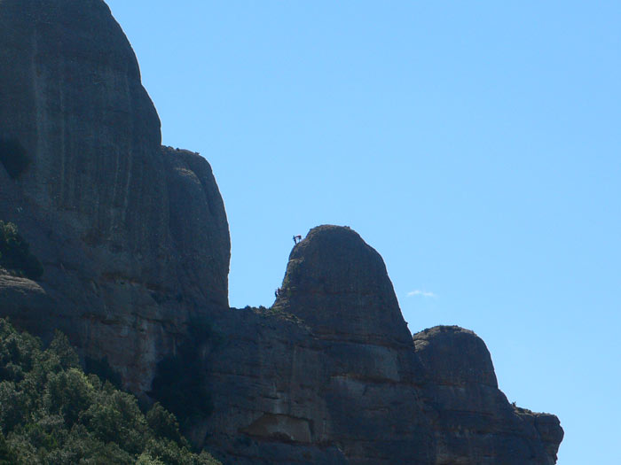 Escaladores en la pared 