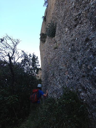 Al pie de la pared de les Agulles 
