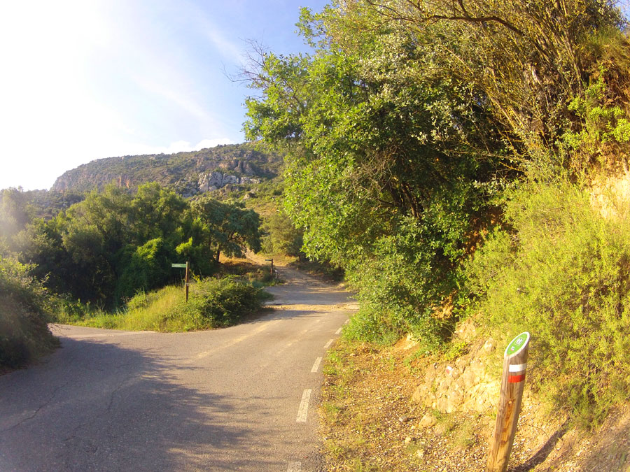Saliendo de Corçà seguimos el GR-1 