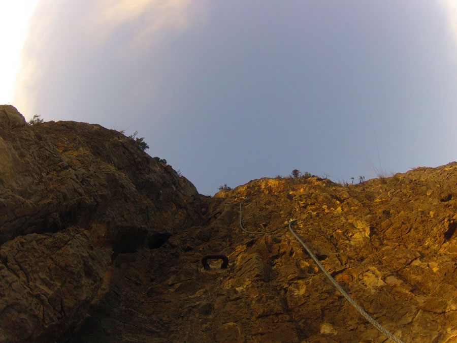 El tramo que combina pasos de escalada y grandes grapas 