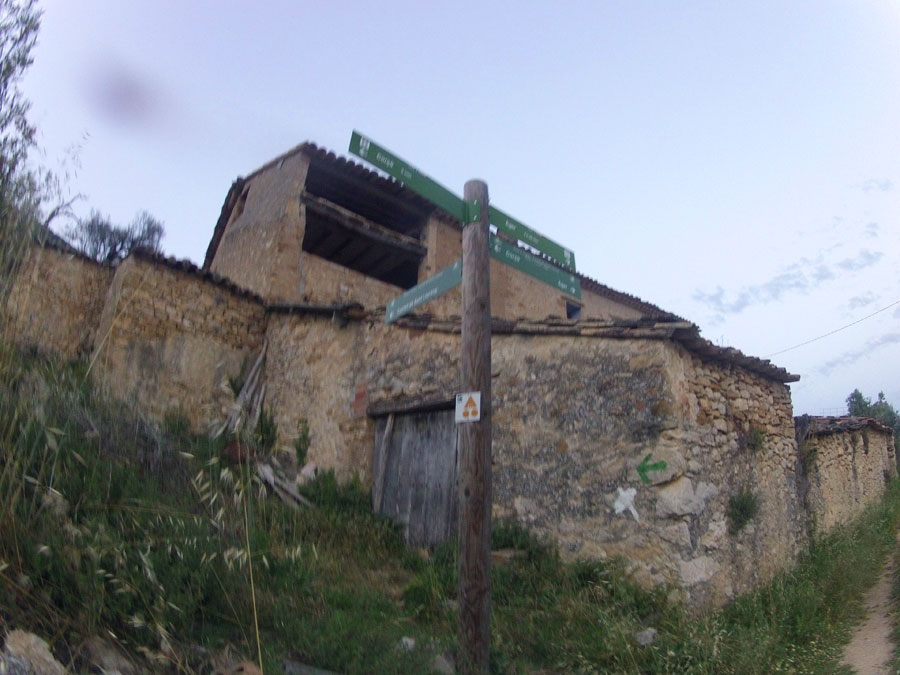 Enlazamos con el GR-1 muy cerca de Corçà 