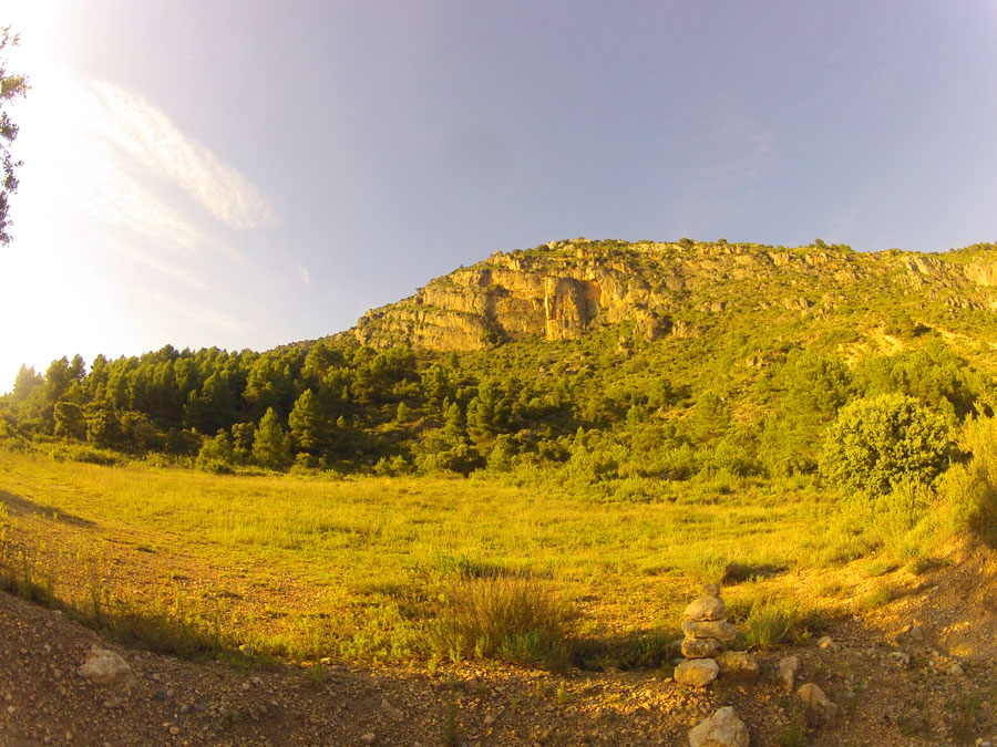 Dejamos la carretera y entramos por el prado hacia la pared 