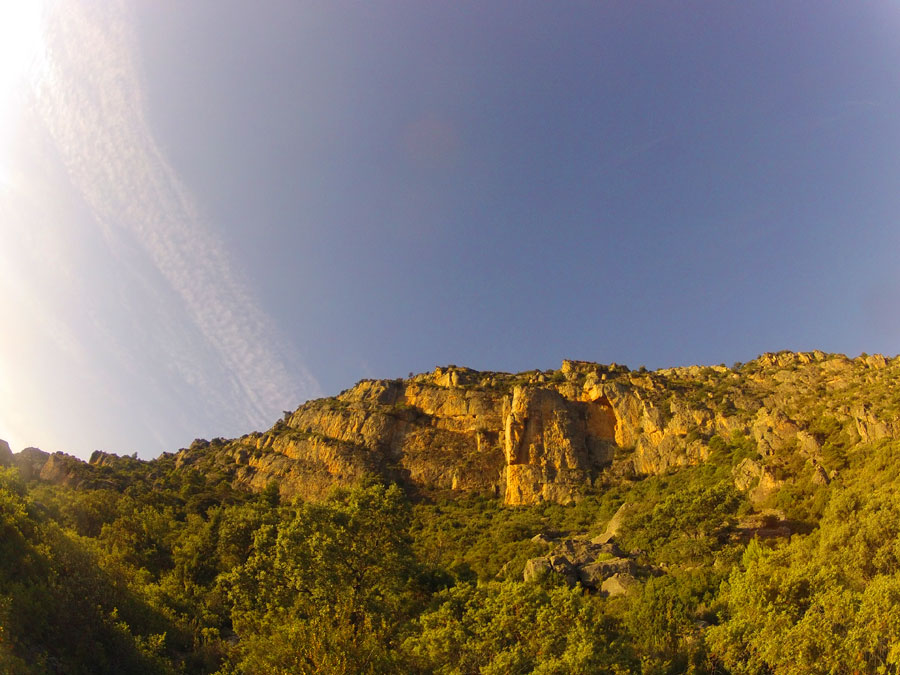 Subimos en dirección a la pared 