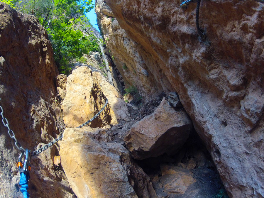 Resaltes algo descompuestos equipados con cadenas 