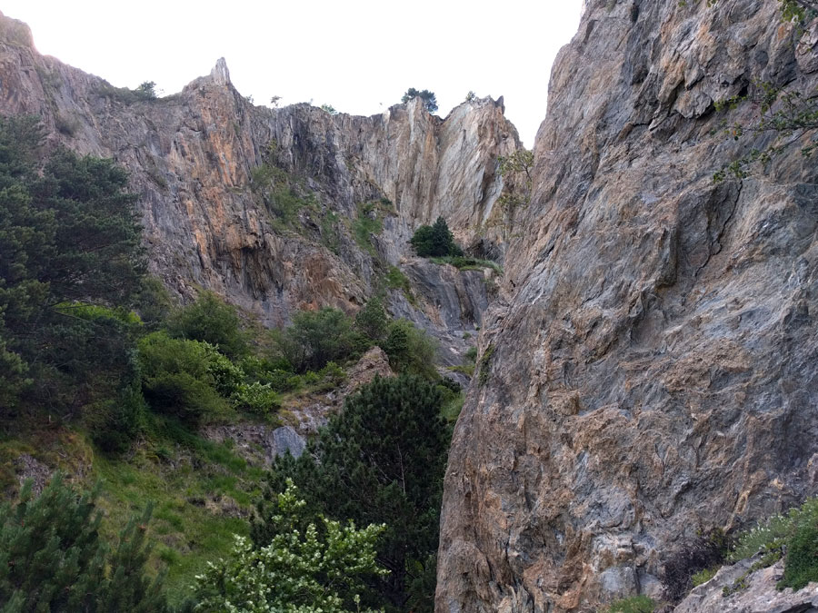 Roc del Gos al fondo en el lateral opuesto de la canal - desde aquí todavía no se ve la vía ferrata- 
