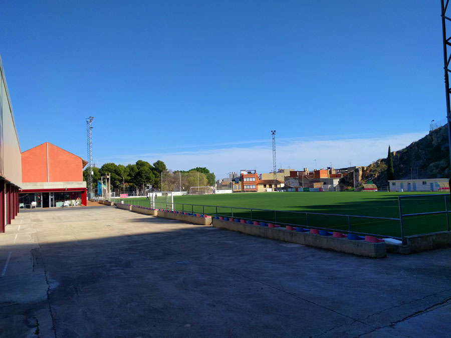 Campo de fútbol junto a la cantera dónde se encuentra la vía ferrata 
