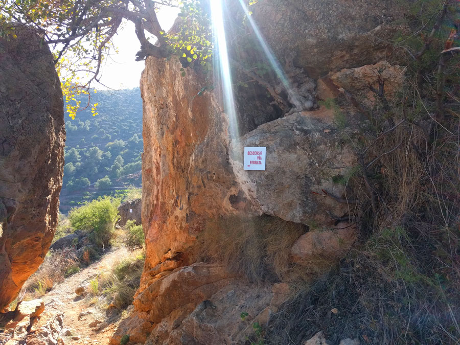 El descenso sigue a la izquierda entre rocas 