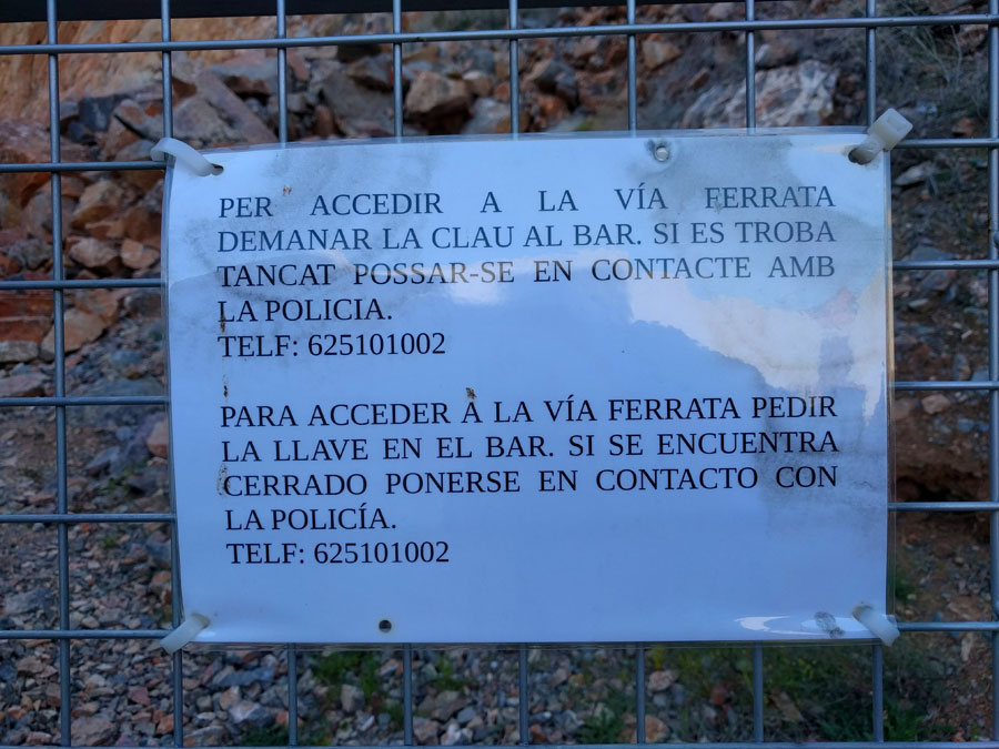 Aviso en la puerta de entrada -si está cerrada ir al Bar de la Cantera en el campo de fútbol si está cerrado el bar contactar con la Policía 625 101 002- 