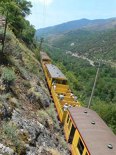 El tren amarillo la mejor manera de llegar a las Gorges 