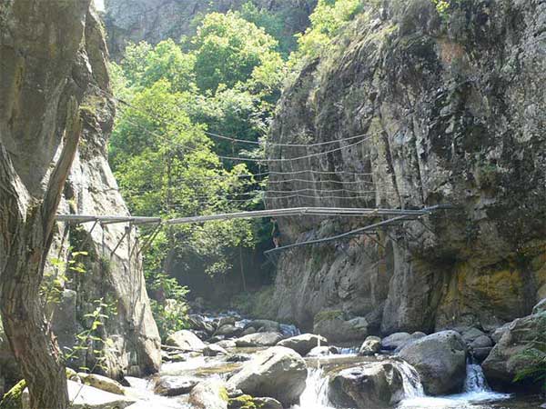 Tercer puente que cruza el río Carança 