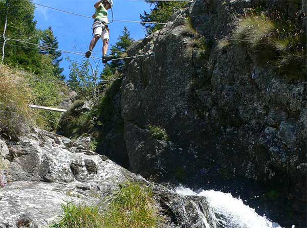 Superando el barranco con un puente Nepalí 