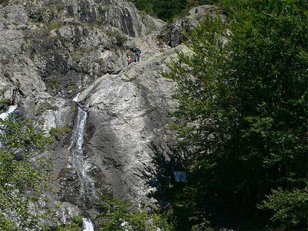 Aspecto de la cascada e inicio de la via. Al lado zona de escalada para debutantes 