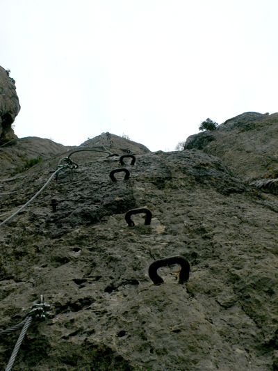 Iniciando la parte más esforzada del recorrido. Las grapas son pequeñas están distanciadas y son demasiado gruesas para anclar una baga de descanso 