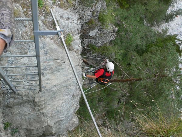 Destrepando por dos escaleras verticales 
