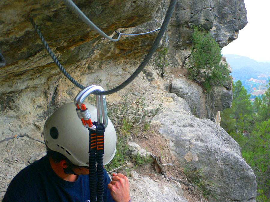 Descansando previo rapel al final de la vía ferrata 