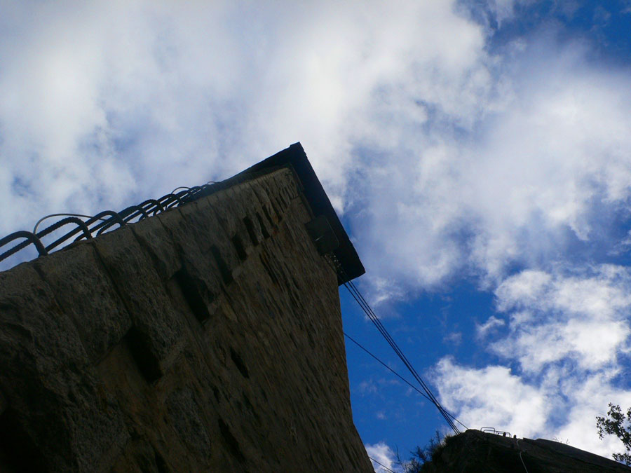 Mirando hacia la torre -puente tibetano a la derecha- 