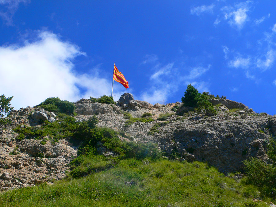 Vista de la bandera de cima desde la vertiente oeste 