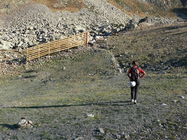 Entre los postes 13 y 14 del telesilla del Coll dels Isards veremos este caminito a la izquierda (marcado con hitos) 