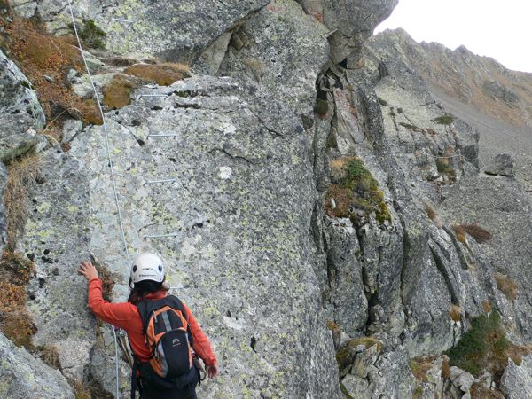 Desde la ferrata de izquierda vemos el recorrido de la derecha 