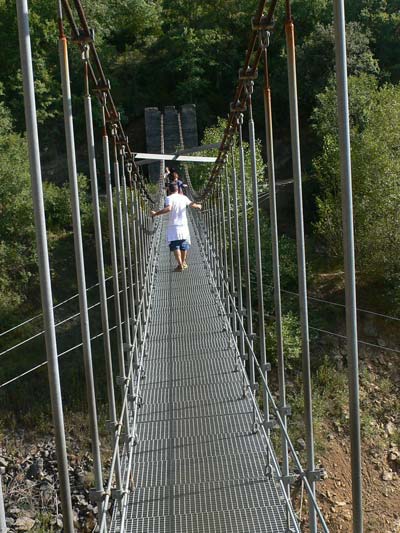 Cruzando el puente Colgante 