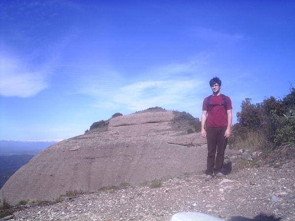 Foto desde la zona del libro de firmas hacia la cima dels Cortins 