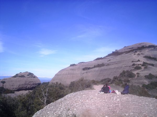 Vista del Montcau y a la izquierda nuestro primer objetivo Els Cortins (959 m.) 