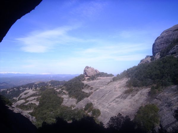 Vista a la ladera norte del Montcau destacan las Roques de la Coca 