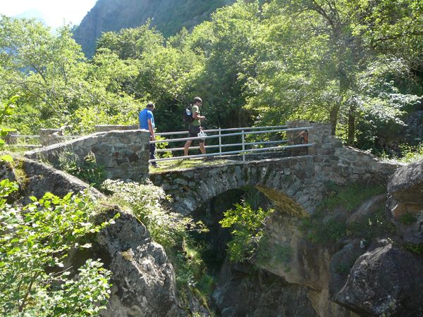 Camino de aproximación cruzando el puente de Couret 