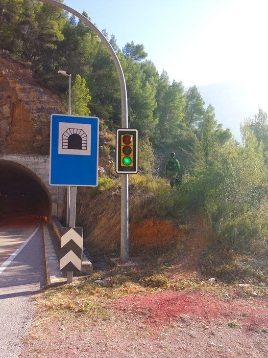 Subimos el terraplén junto al túnel 