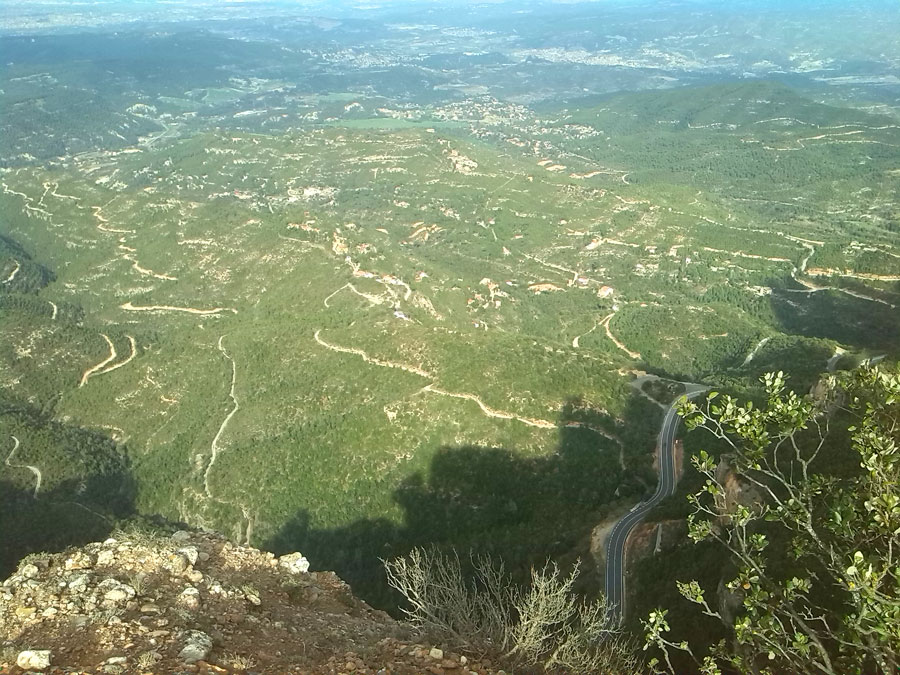 Vistas desde la cima a la carretera BP-1103 que va al Monasterio 