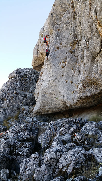 Cuarto tramo con su boulder opcional y el desplome inicial 