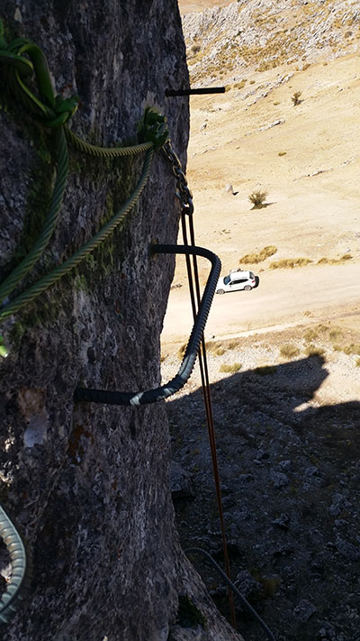 Cabecera del rapel del tramo dos por el cual realizamos la salida de la ferrata y detalle de una broca abandonada. 
