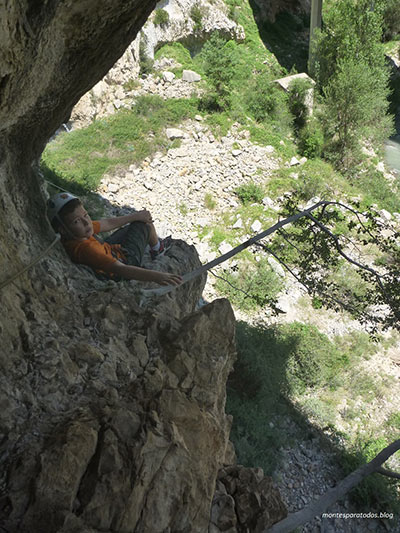La cornisa gira introduciéndose en la cueva (© Montes para todos) 