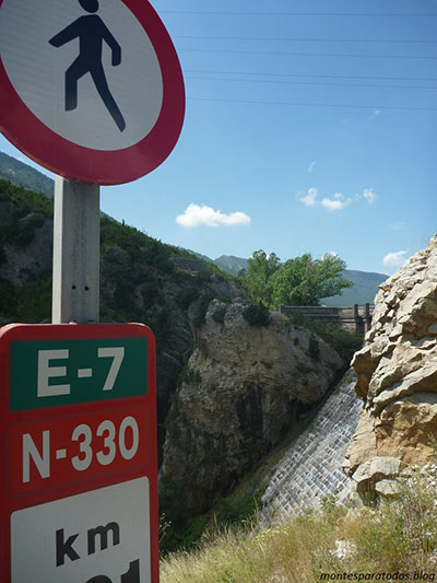 Presa de Arguis y señal de tráfico (© Montes para todos) 