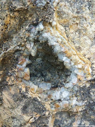 Cristales en la roca caliza (© Montañismo para todos) 