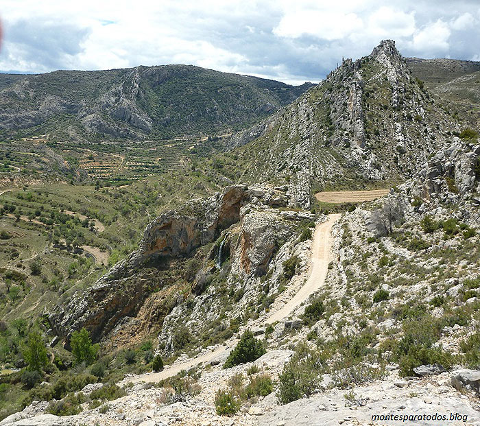 Cascada y pista de acceso desde el inicio (© Montañismo para todos) 