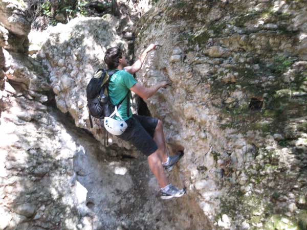 Cuatro últimas grapas que despiden la ferrata 