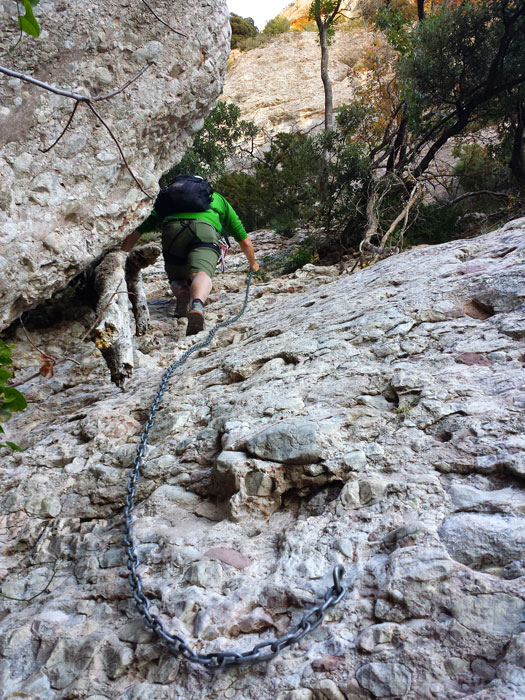 Paso lateral asegurado con una gruesa cadena 