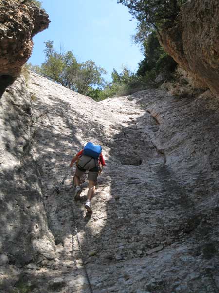 Bonito segundo tramo con piedras incrustadas en la pared 