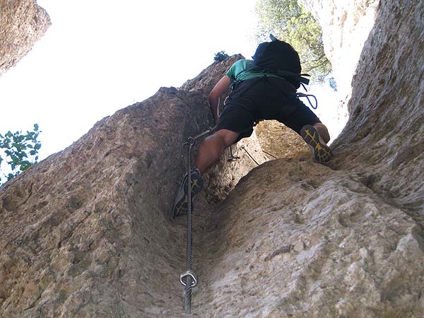 Trepando por la salida de la vía ferrata. Buenos agarres para los pies pero sin grapas en un tramo vertical de unos 12 metros. 