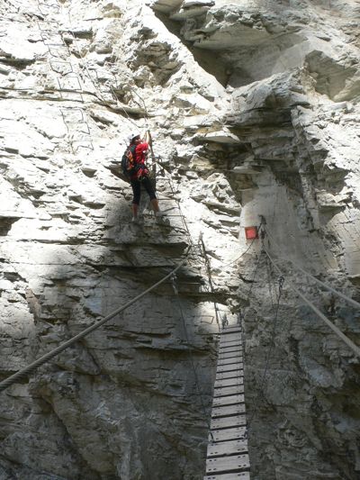 Destrepe final ligeramente desplomado hasta la pasarela 