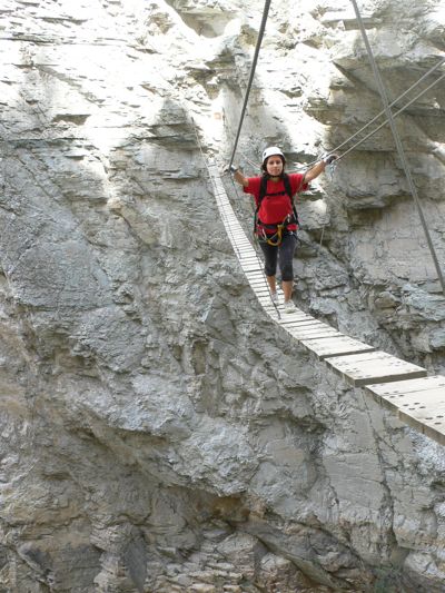 La pasarela es un poco precaria pero se supera con facilidad. Además no es aérea. 