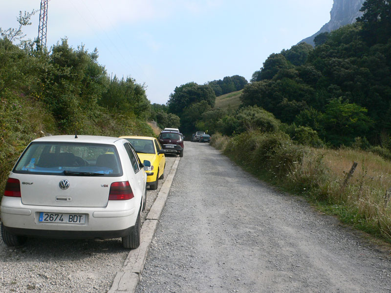 Estacionamiento debajo de la cueva Covalanas -junto a la N-629 