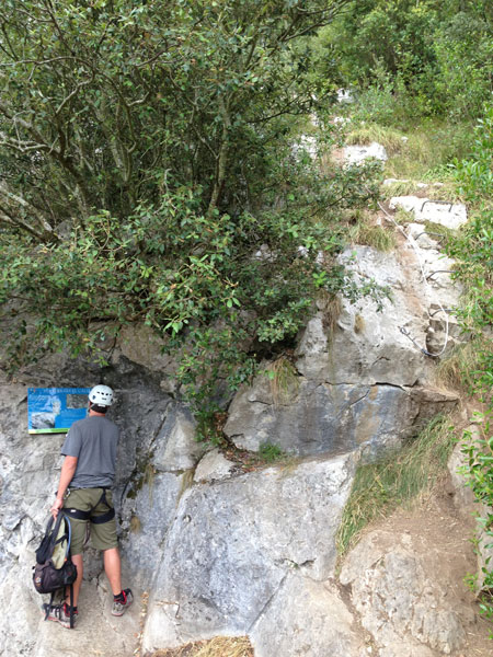 Panel de inicio de la vía ferrata en el camino de los Carlistas 